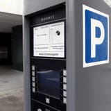 Die Möglichkeit Parkplätze in der Stadt Zug bargeldlos zu bezahlen wird um eine Möglichkeit erweitert. (Symbolbild: Werner Schelbert)