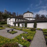 Das alte Krematorium mit zweistöckigem Kuppelbau und Gräberhallen im Luzerner Friedental. (Bild: Pius Amrein, Luzern, 15. April 2019)