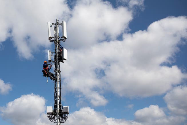 Swisscom und andere Anbieter rüsten in der ganzen Schweiz mit 5G-Antennen auf. (KEYSTONE/Peter Klaunzer)