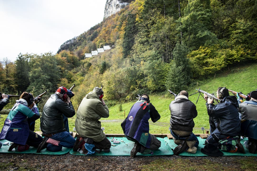 Beim traditionellen Rütlischiessen wird aus einer Distanz von 300 Metern auf die Zielscheibe geschossen. (Bild: Alexandra Wey / Keystone, Rütli, 6. November 2019)