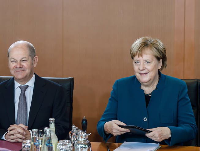 Die Grosse Koalition in Berlin hat bei Halbzeit zwei Drittel der geplanten Massnahmen vollendet oder auf den Weg gebracht. Kanzlerin Merkel (CDU) und Vizekanzler Scholz (SPD) wollen weiter zusammenarbeiten. (Bild: KEYSTONE/EPA/CLEMENS BILAN)