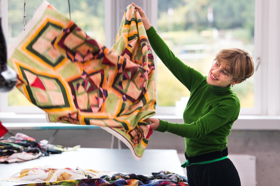 Nina Orgiu, studiert Textildesign an der Hochschule für Design und Kunst in der Viscosistadt in Emmenbrücke. Hier ist sie in der Druckwerkstatt.(Bild: Freie Fotografin/Eveline Beerkircher)