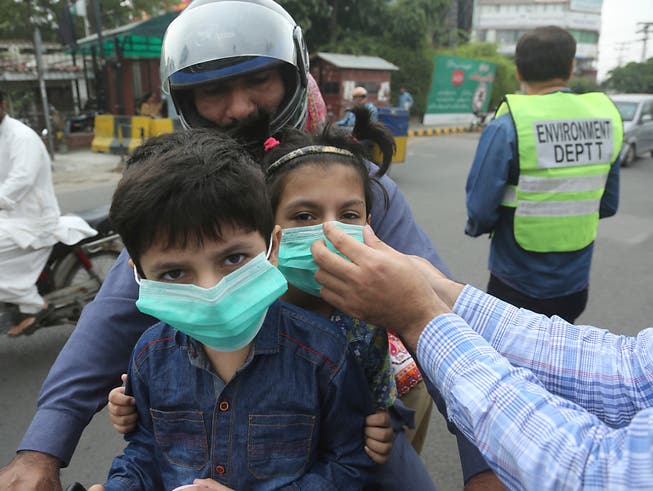 In der pakistanischen Stadt Lahore haben die Luftverschmutzungswerte «sehr gefährliche und gesundheitsschädliche Werte» erreicht. Bewohner der Stadt beklagen Atemschwierigkeiten und Augenbrennen. (Bild: KEYSTONE/AP/K.M. CHAUDARY)