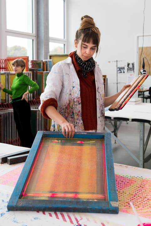Yvee Nogara, studiert Textildesign an der Hochschule für Design und Kunst in der Viscosistadt in Emmenbrücke, bei der Arbeit in der Druckwerkstatt.(Bild: Freie Fotografin/Eveline Beerkircher)
