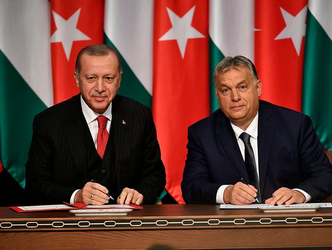 Der ungarische Ministerpräsident Viktor Orban (r) empfing den türkischen Präsidenten Recep Tayyip Erdogan in Budapest. (Bild: KEYSTONE/AP MTI/ZSOLT SZIGETVARY)
