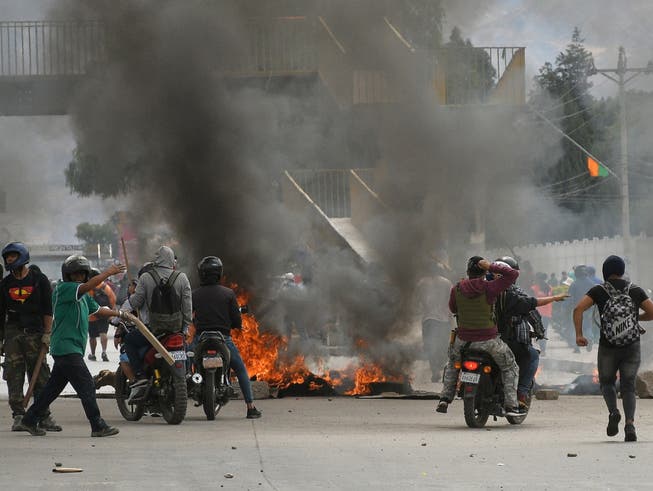 Bolivien findet keine Ruhe: Bei Ausschreitungen sind am Mittwoch zahlreiche Personen verletzt und ein Mann getötet worden. (Bild: KEYSTONE/EPA EFE/JORGE ABREGO)