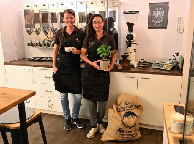 Kaffee Rösterei 13 / 15 im ehemaligen «Pic»: Susanne Gruss (links) und Sarah Bürgi sind die neuen Gastgeber. (Bilder: Romano Cuonz, Sarnen, 6. November)