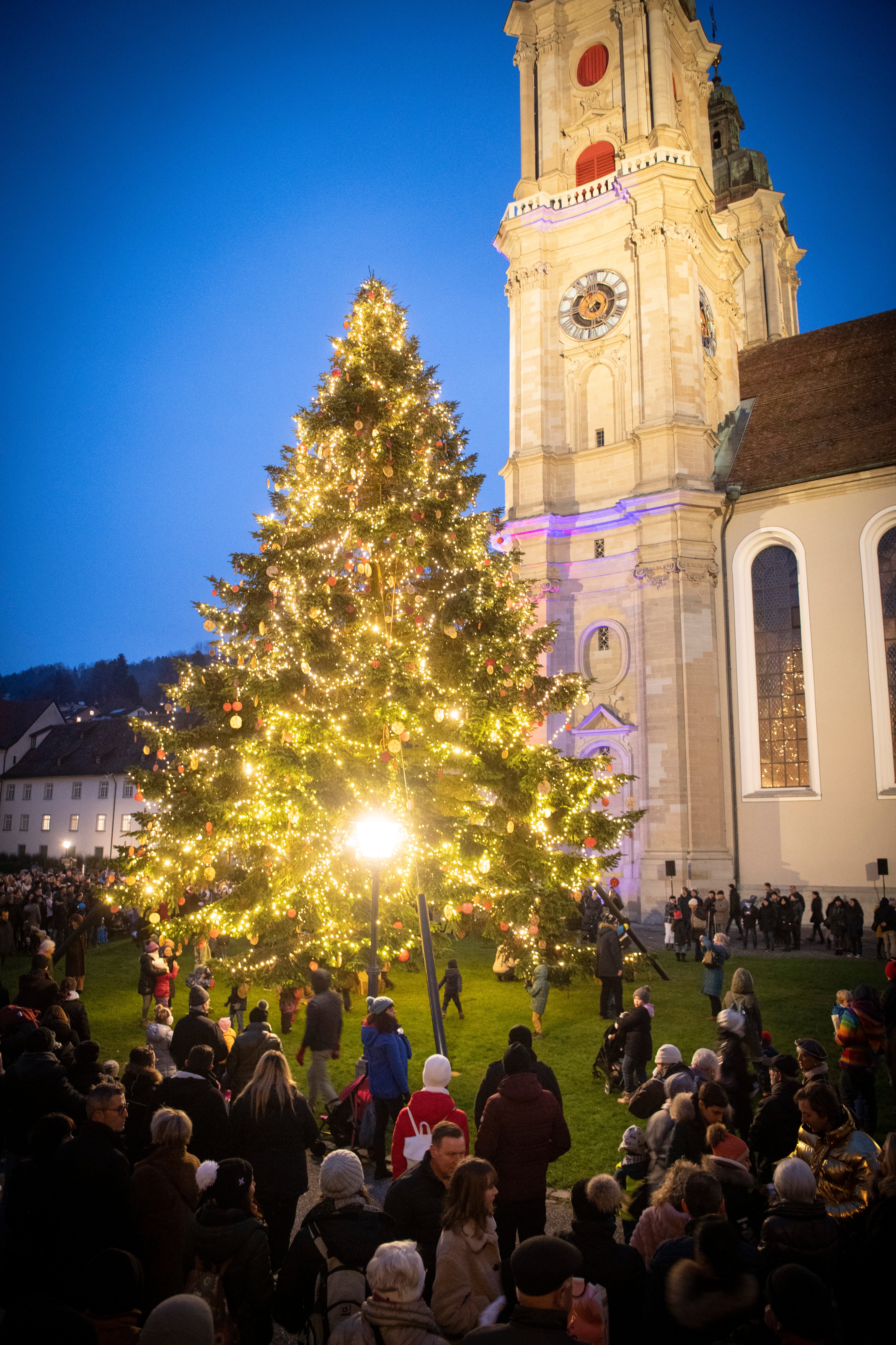 Die Christbaumvernissage Auf Dem Klosterplatz Klappte Wie Am Schnürchen