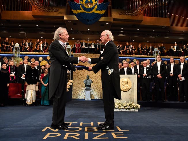 Peter Handke erhält von König Carl Gustav den Nobelpreis für Literatur 2019. (Foto: Jonas Ekstromer/TT News Agency via AP/ 10.12.2019.)