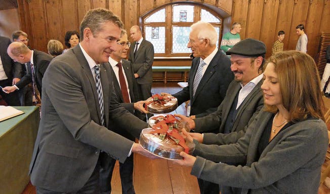 Die Stadträte André Wicki und Karl Kobelt übergeben Oskar Rickenbacher, Stefan Chiovelli und Monica Vanoli-Straub die Lebkuchen (von links).