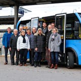 Vertreter des Pro-Ortsbus-Komitees vor einem Bus, der bald durch Weinfelden fahren könnte. (Bild: PD)