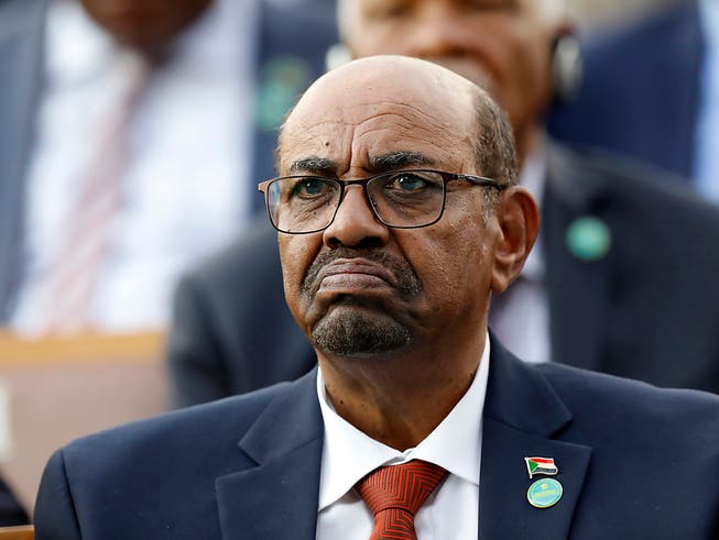 Sudans früherer Machthaber Omar al-Baschir ist wegen Korruption zu zwei Jahren Hausarrest verurteilt worden.