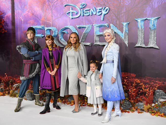 Da war die Welt noch in Ordnung: Tamara Ecclestone (M.) und ihre Tochter Sophia bei der Europapremiere des Disneyfilms Frozen II im November.