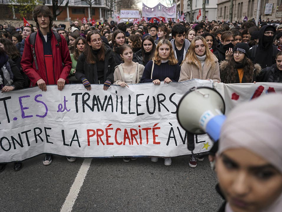 Demonstrationen gegen die Rentenreform gab es am Dienstag auch in Lyon. An den Streiks und Protesten beteiligten sich im ganzen Land neben Lokführern und Fluglotsen unter anderem auch Lehrer, Anwälte und Justizangestellte sowie Spitalangestellte.