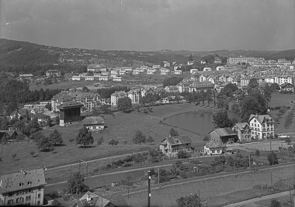 Die Burgweier im Jahr 1946: Am rechten Bildrand sind zwei Reihen von Obstbäumen erkennbar. Im Hintergrund das Lachen-Quartier. Markant dabei das 1880 erbaute Gebäude rechts oben auf dem Hügel. An der Feldlistrasse 31a entstand die erste Schifflistickereifabrik der Ostschweiz. 