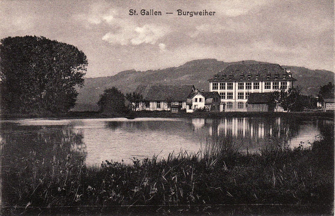 Das Primarschulhaus Schönenwegen zwischen 1905 und 1910. Davor liegt der obere der zwei Burgweier.