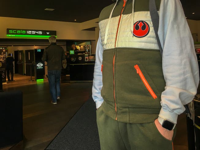 Im Star-Wars-Trainer ins Kino: Zwei Dutzend Fans schauten sich die Premiere am Morgen im Kino an. 