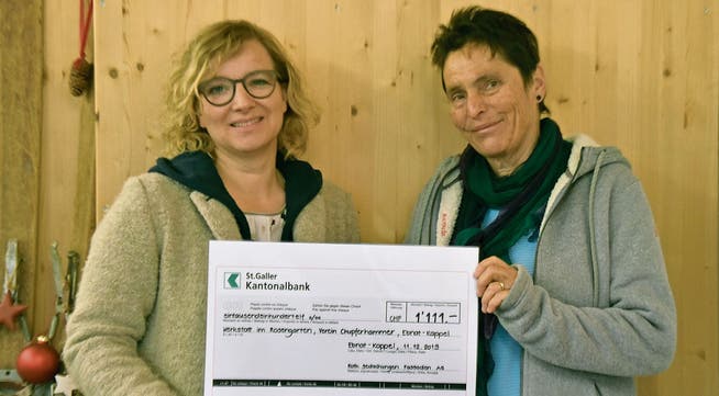 Astrid Roth (links) übergibt Rosmarie Altenburger von der Werkstatt Rosengarten einen Check über 1111 Franken.