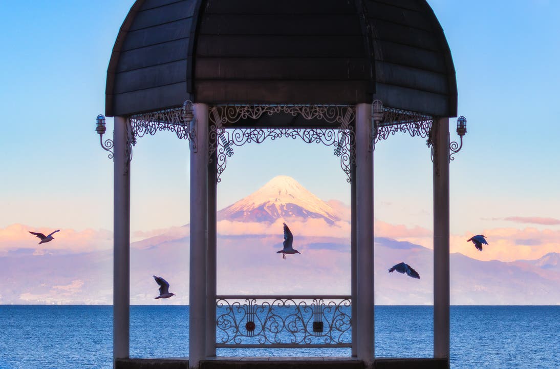 Der Volcano Osorno in Chile. Matteo Rolfi musste lange warten, bis die Vögel im richten Abstand geflogen sind.