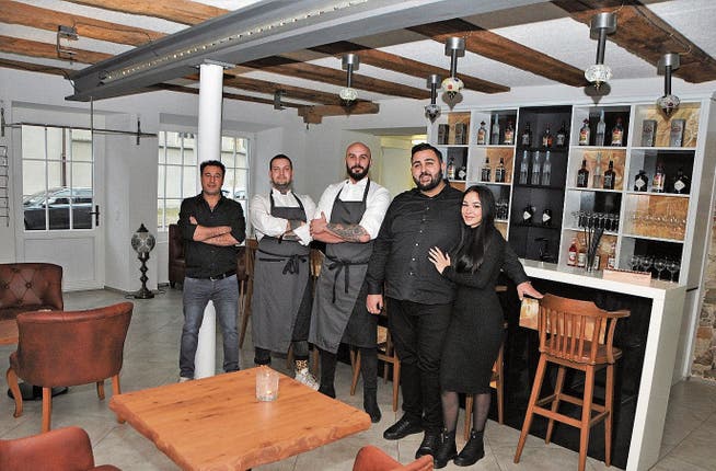 Der neue Pächter im Gasthaus Rebstock, Ali Onurlu (2. v. r.), mit seiner Verlobten Saia Selim und ihrem Team, Aziz Bestun (v. l.), Simone Eraldo und Daniele Verardi.