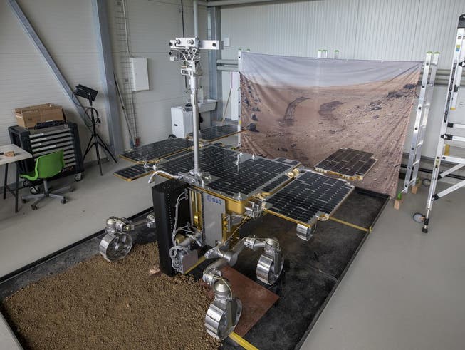 Ein Modell des ExoMars Rovers mit der Schweizer Kamera, dem Close-Up Imager (CLUPI). Der Rover hat am Mittwoch in Pasadena eine erfolgreiche zehnstündige Probefahrt absolviert.