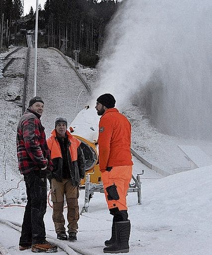 Die Helfer inklusive Schneekanonen geben alles für das Skispringen in Engelberg.