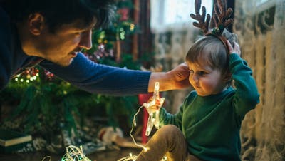 Der Vater hat keine Wahl: Weihnachten ist das Grösste. (Getty Images)