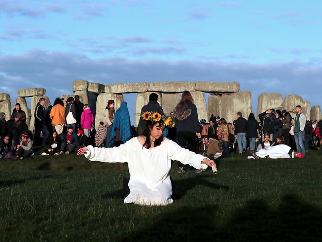 Tausende Menschen haben am Wochenende die Wintersonnenwende im britischen Stonehenge gefeiert. (AP Photo/Aijaz Rahi)