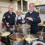 Gourmetkoch Wolfgang Kuchler, Marisa Hauser und Ex-FCSG-Präsident Dölf Früh stehen am Montag in der St.Galler Gassenküche hinter den Kochtöpfen. (Bild: Hanspeter Schiess)