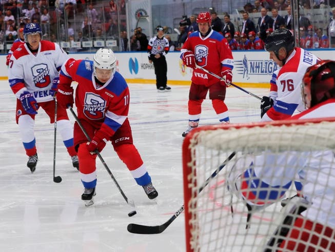 Eines von mehreren Toren: Wladimir Putin brillierte als Eishockey-Spieler
