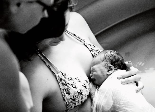 Solche Bilder entstehen, wenn Fiona Bischof eine Geburt mit ihrer Kamera begleitet.