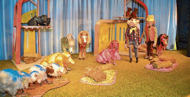 Alle Akteure aus «Farm der Tiere» gemeinsam auf der Wildhauser Puppenbühne.