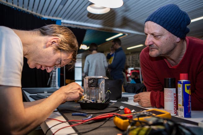 Der ehrenamtliche Profi Tormod Volden (links) beim Reparieren des Toasters von Emilio Opromolla im Repair-Café im Neubad.