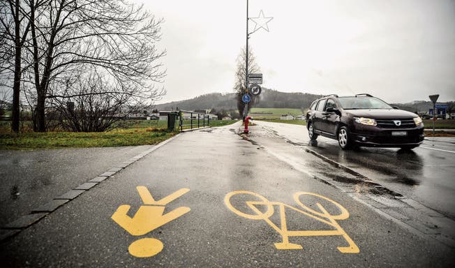 Der Ort des Geschehens: Gelbe Piktogramme weisen den Benutzern des Rad- und Fussweges zwischen Aadorf und Ettenhausen ihre Seiten zu.