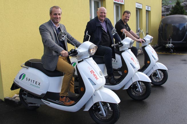 Walter Wyrsch, Geschäftsführer der Spitex Nidwalden (Mitte), holt zusammen mit den Co-Sponsoren Remo Infanger vom EWN (links) und Adrian von Büren von der Firma E-Performance.ch (rechts) drei neue E-Scooter ab.