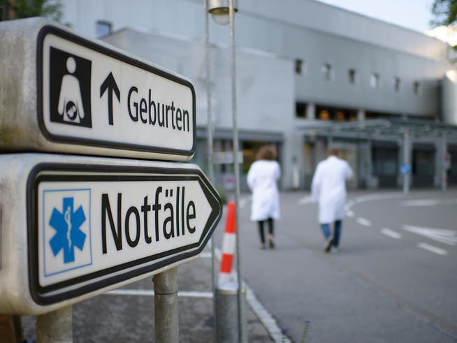 Der Nationalrat will eine Gebühr von 50 Franken für die Notaufnahme in Spitälern einführen. Das soll Patientinnen und Patienten davon abhalten, mit Bagatellen den Notfall aufzusuchen.