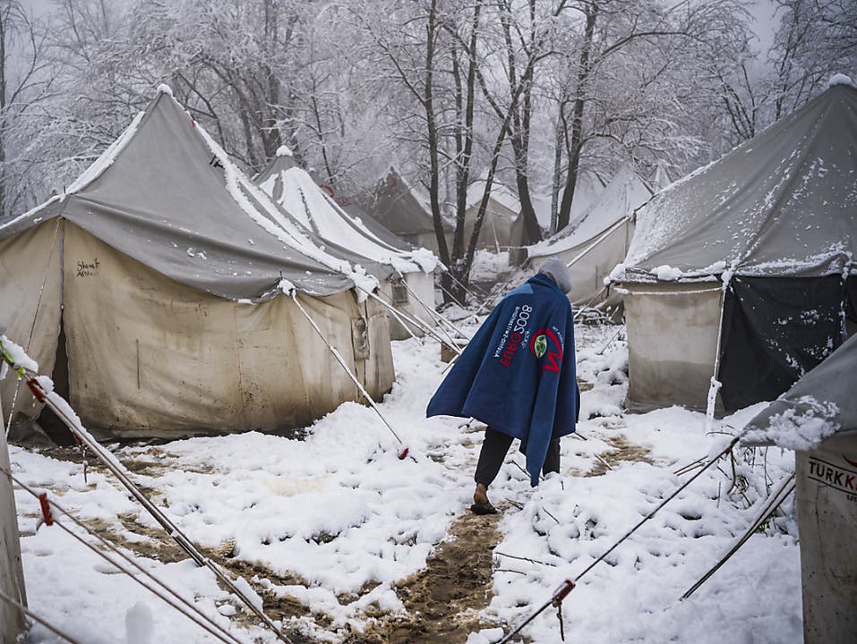 Die etwa 600 Bewohner des Flüchtlingslagers Vućjak in Bosnien fordern angesichts des einsetzenden Schneefalls, das Lager verlassen zu dürfen.