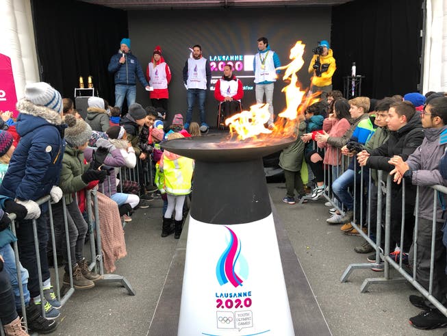 Das olympische Feuer brennt: Auf der Bühne stehen die Athleten Nadine Fähndrich, Michael Schmid, Marcel Hug und Mario Gyr (von links).