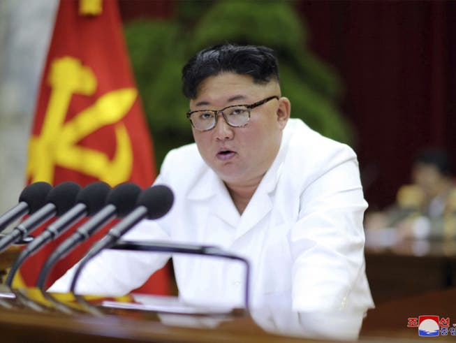 Nordkoreas Machthaber Kim Jong Un spricht auf einem Treffen der Arbeiterpartei am Sonntag in der Hauptstadt Pjöngjang.