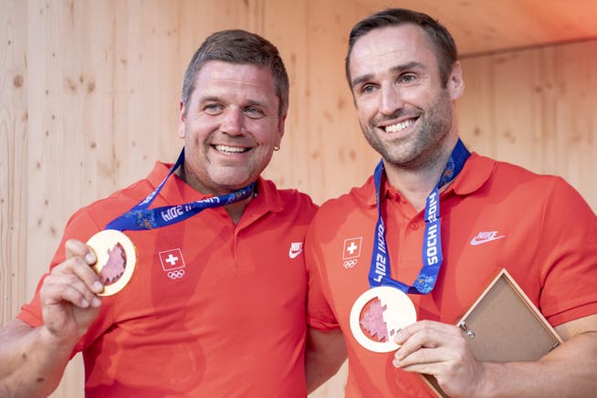 Beat Hefti und Alexander Baumann erhalten ihre olympischen Goldmedaillen. 