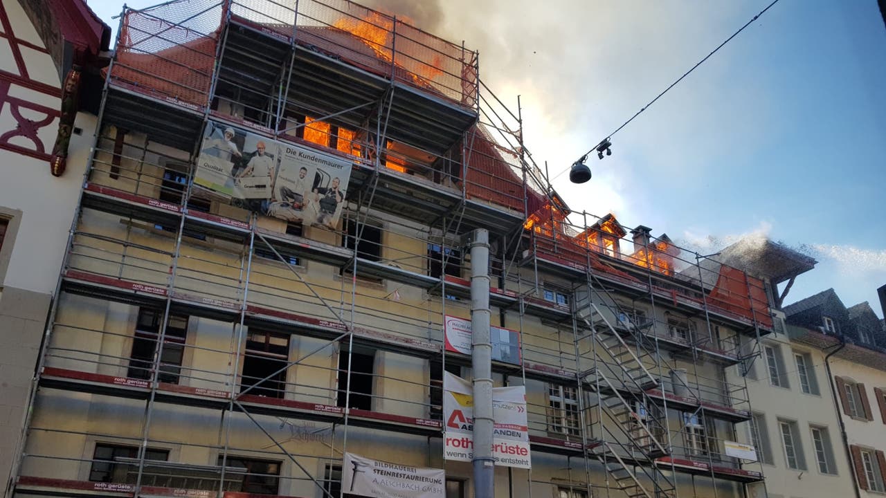 Weitere Bilder des brennenden Gebäudes.
