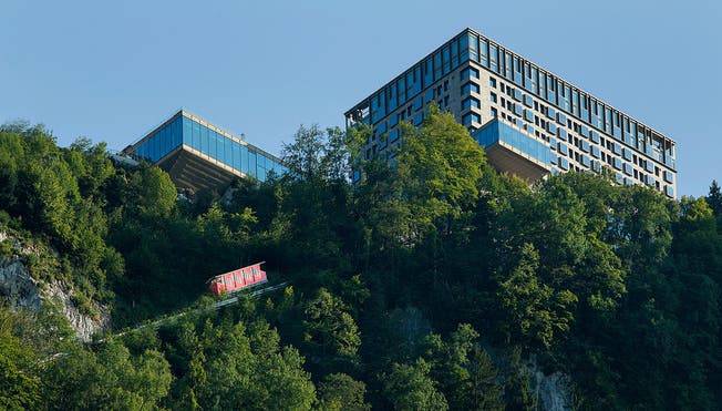 Blick auf das Bürgenstock-Hotel mit der Bürgenstock-Bahn. 