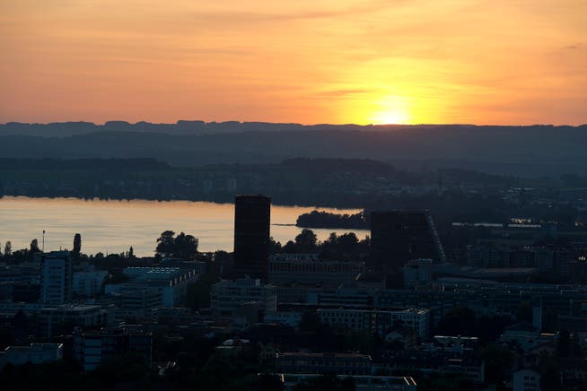 Sonnenuntergang von der Ägeristrasse aus mit Blick auf die Stadt Zug. Doch nicht nur die hohe Zuger Lebensqualität kommt bei Expats gut an.