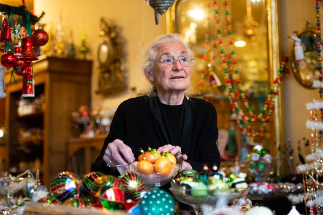 Anna Willisegger verkauft in ihrem Innendekorationsgeschäft Weihnachtsschmuck.
