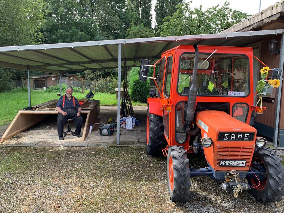 Mit seinem roten Traktor ist Emil Balmer jeden Tag von Buechen nach Staad gfeahren. 