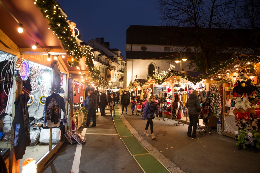 Der Weihnachtsmarkt auf dem Franziskanerplatz in Luzern ist eröffnet.