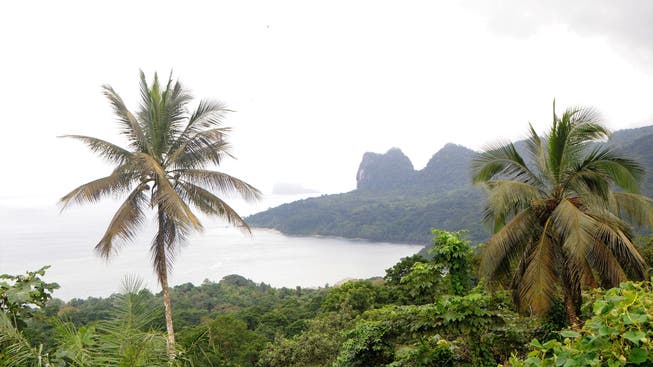 Blick von Terreiro Velho in Principe auf das Meer und die markante Berglandschaft.
