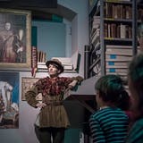 Schauspielerin Martina Binz beeindruckt die Kinder als Papageno im Historischen Museum Luzern. (Pius Amrein  (8. Dezember 2019))