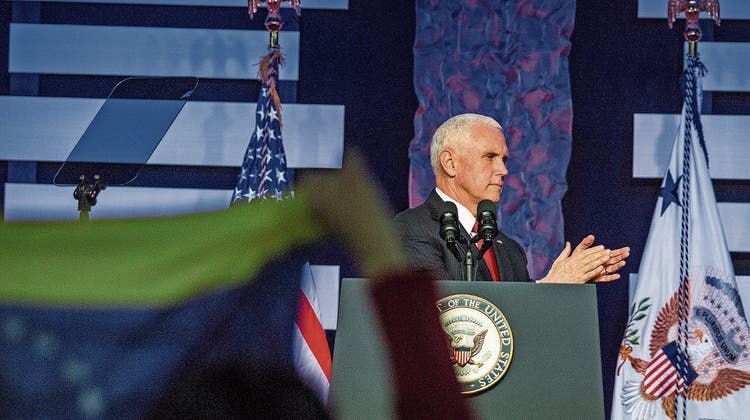 Mike Pence sicherte Juan Guaidó seine Unterstützung zu. (Bild: Cristobal Herrera/EPA (Doral, 1. Feburar 2019))