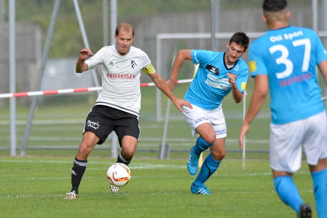 Der 2.-Liga-Kaderspieler Hamzic Elvir (Mitte) vom FC St.Margrethen ist einer der vier Spieler, die des Landes verwiesen wurden. (Bild: Ralph Ribi)